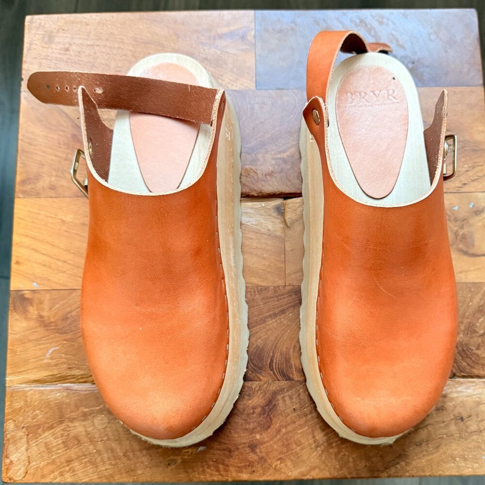 Bryr Tegan Clogs in Whiskey Leather, Size 7